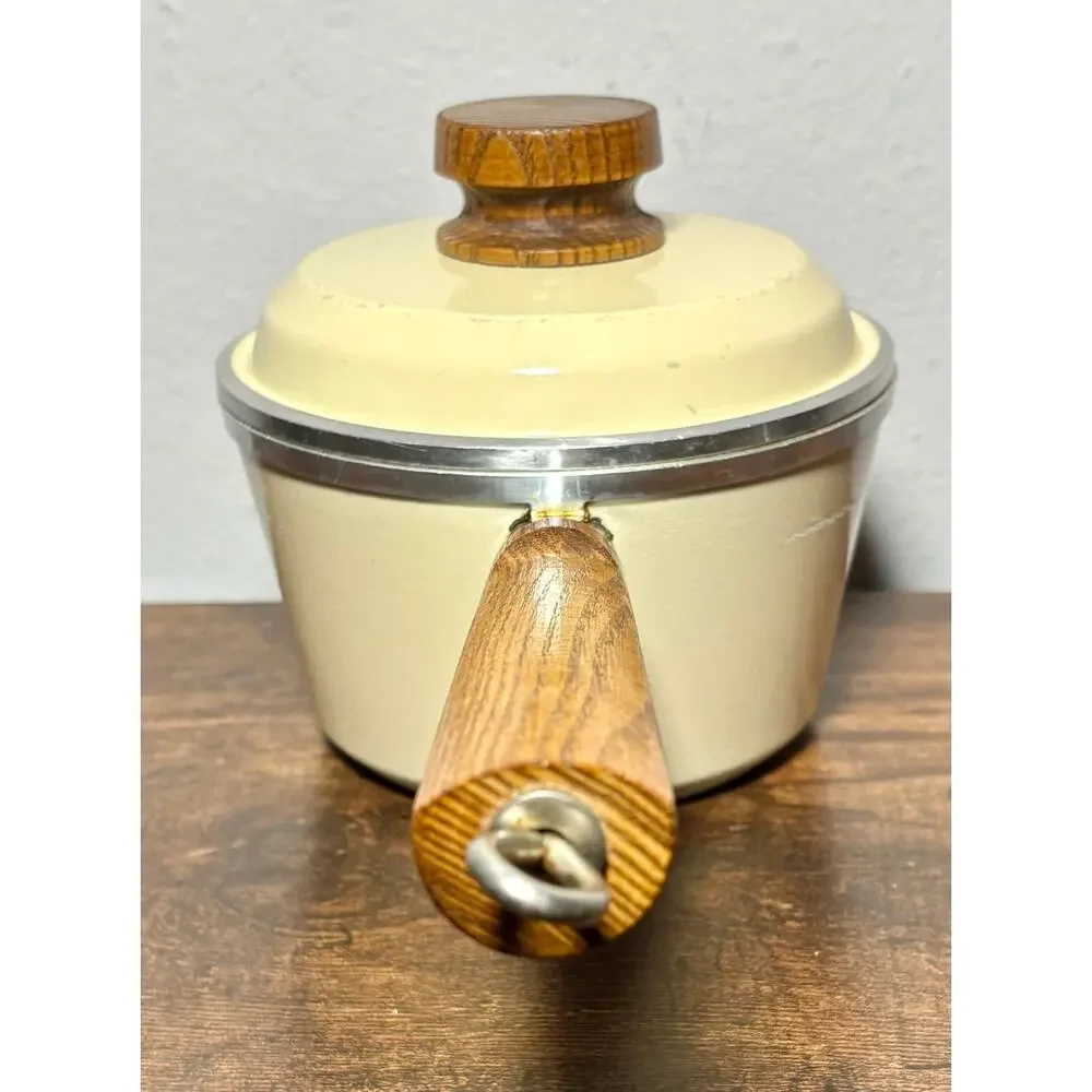 Vintage Club Classic 1 Aluminum 1 Qt Almond Stock Pot with a lid- Wood Handles